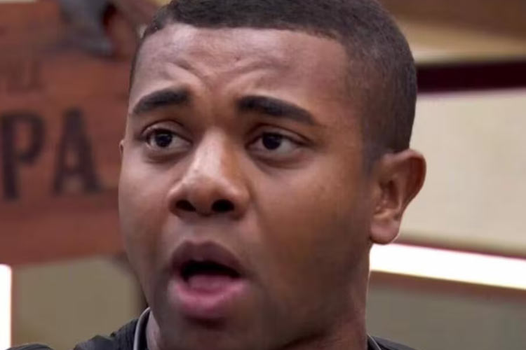 BBB24: Davi reage ao ver brother de batom e reação gera polêmica: ‘É sério?’