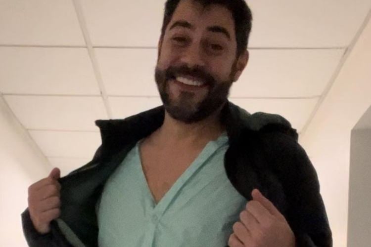 Evaristo Costa posta foto no hospital e atualiza estado de saúde