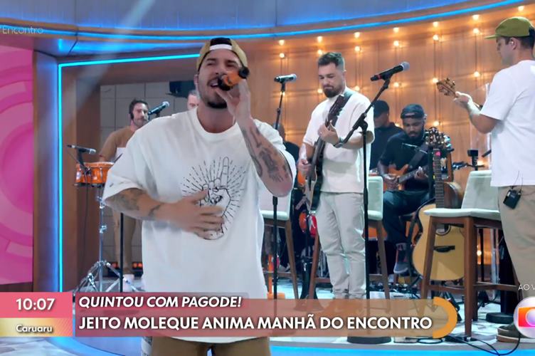 Ao vivo no ‘Encontro’, vocalista do ‘Jeito Moleque’ erra letra de clássico do Backstreet Boys e web não perdoa