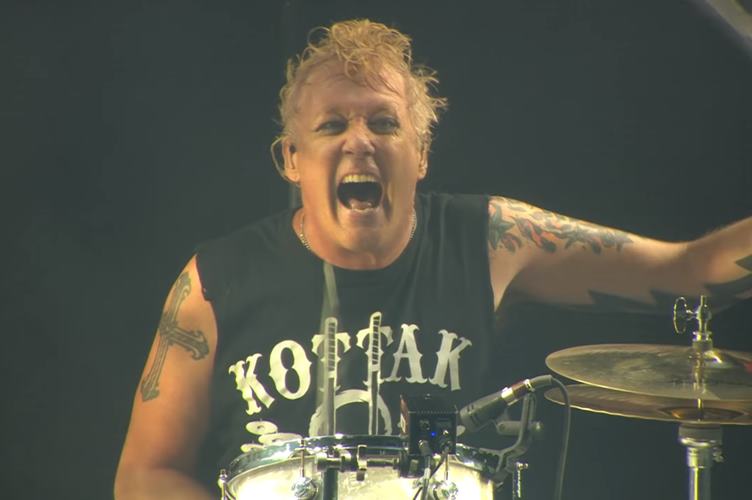 Morre James Kottak, ex-baterista do Scorpions, aos 61 anos