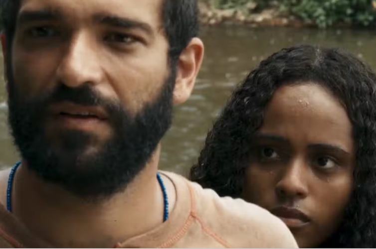 Renascer: José Inocêncio encontra Maria Santa tomando banho no rio e a beija