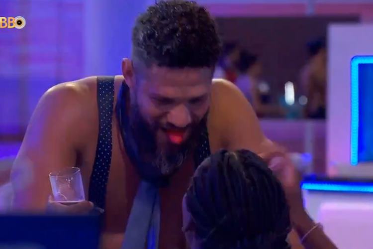 BBB24: Juninho sensualiza em cima da Leidy e trocam beijo de morango