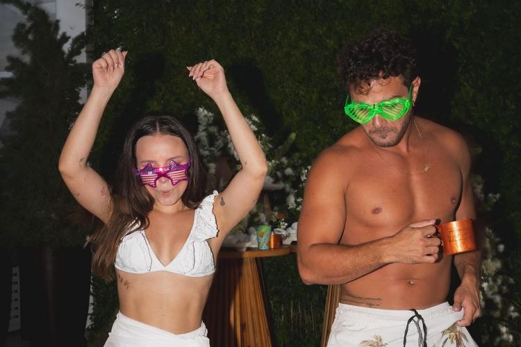 Larissa Manoela mostra momento de diversão com o esposo André Luiz Frambach