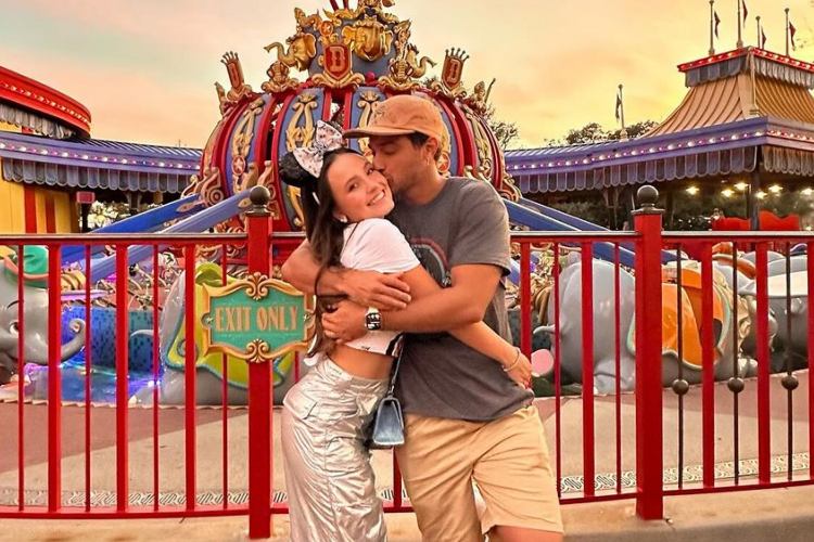 Larissa Manoela viaja com o marido André Luiz Frambach para a Disney e afirma: “O universo capricha”