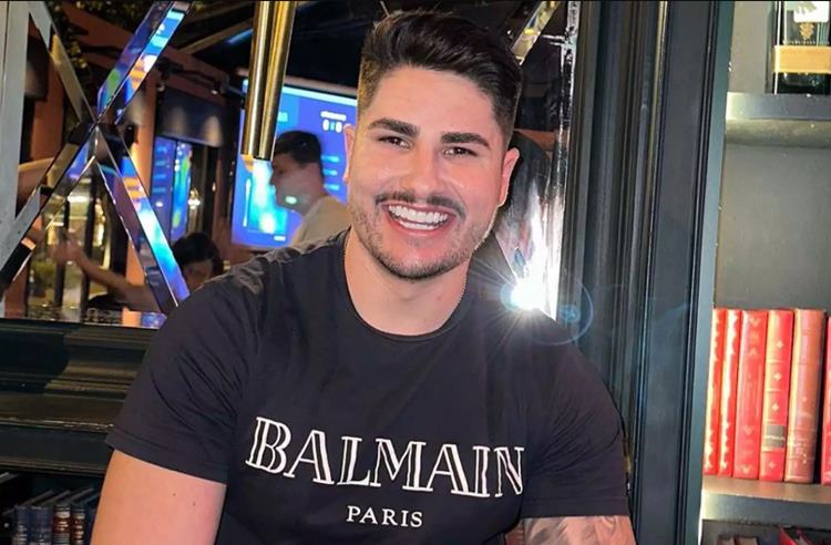 Lucas Souza exibe tanquinho sarado e causa comentários picantes nas redes sociais
