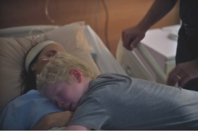 Felipe Melquiades revela emoção ao gravar cena de coma com Débora Falabella em ‘Terra e Paixão’