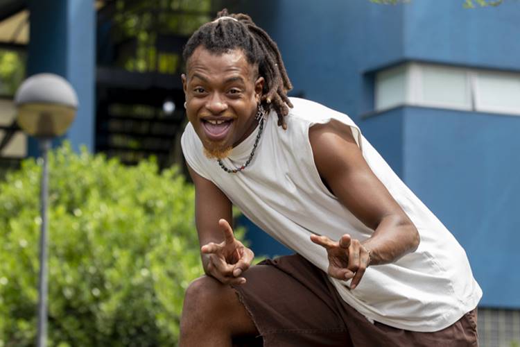 Eliminado do BBB24, Luigi ignora fãs na portaria da Globo