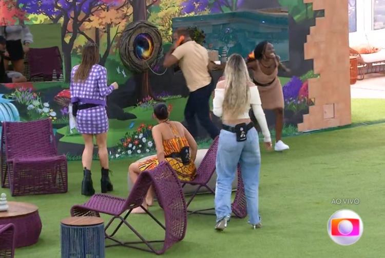 BBB24: Marcus Vinicius atende o Big Fone e indica três brothers ao Paredão, saiba mais