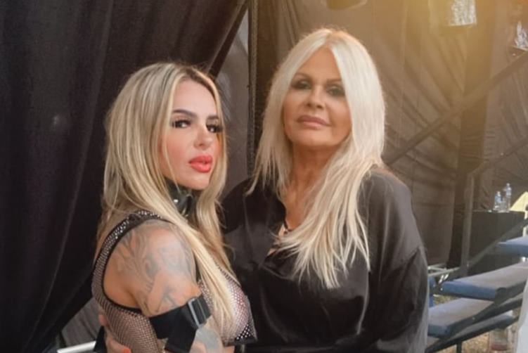 Após postar foto com a namorada, Monique Evans lamenta ataques homofóbicos