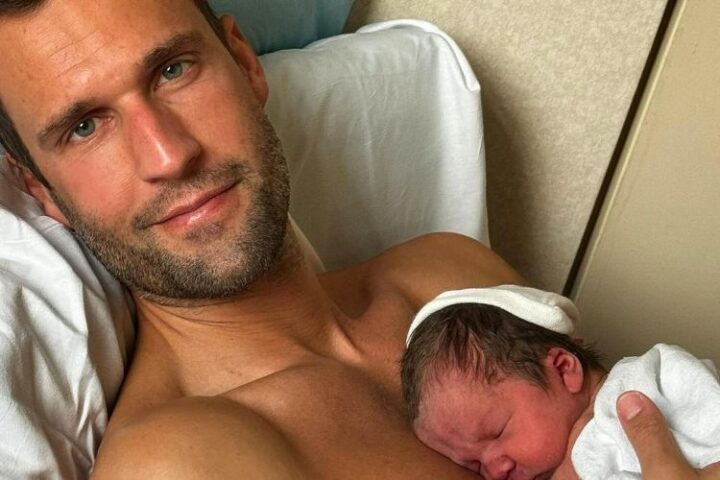 Pedro Andrade Pedro Andrade com a filha no colo (Reprodução: Instagram)