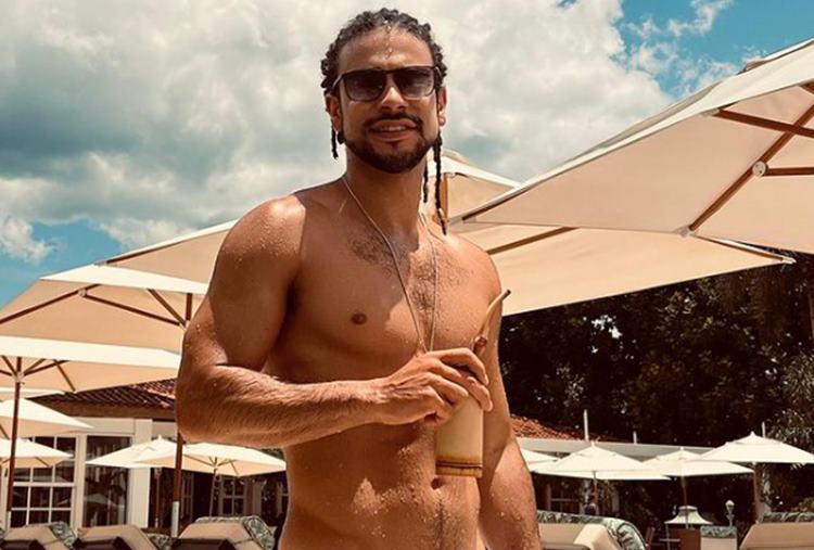 Sérgio Malheiros posta clique ousado e volume na sunga chama atenção