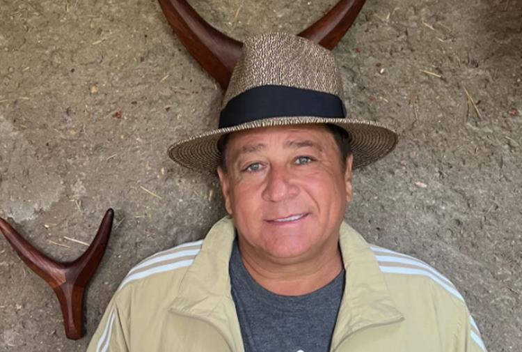 Leonardo surpreende e surge com ‘chifres’ em foto: “cuidado com a língua”