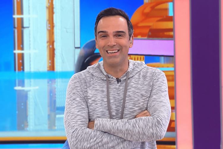 BBB24: Tadeu Schmidt comete gafe ao vivo e pede desculpas no reality