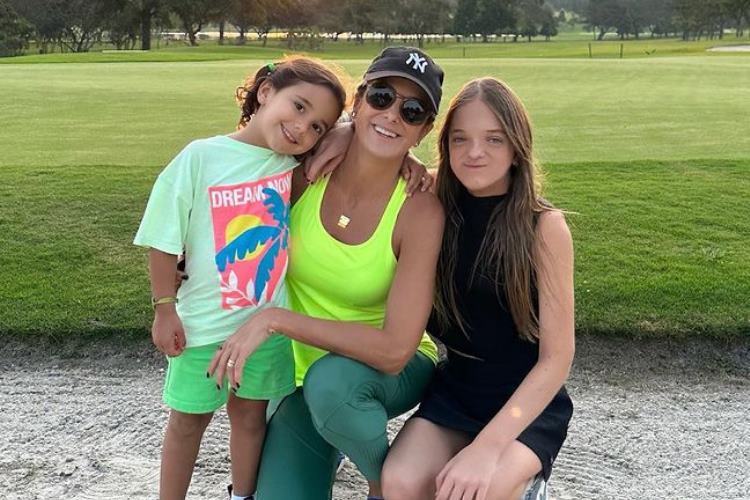 Ticiane Pinheiro posa ao lado das filhas e detalhe curioso chama atenção