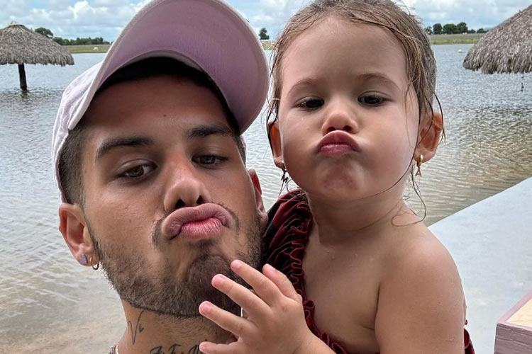 Zé Felipe aparece com as filhas Maria Alice e Maria Flor na fazenda do cantor Leonardo