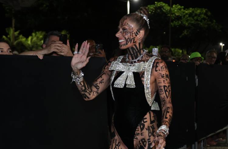 Adriane Galisteu surpreende com fantasia no baile do Copa