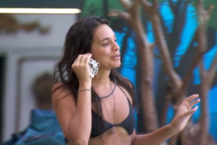 Alane Alane com o fone na mão (Reprodução: TV Globo)