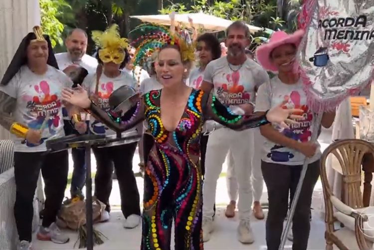 Ana Maria Braga surge vestida de ‘Globeleza’ ao vivo no ‘Mais Você’ após problema de saúde