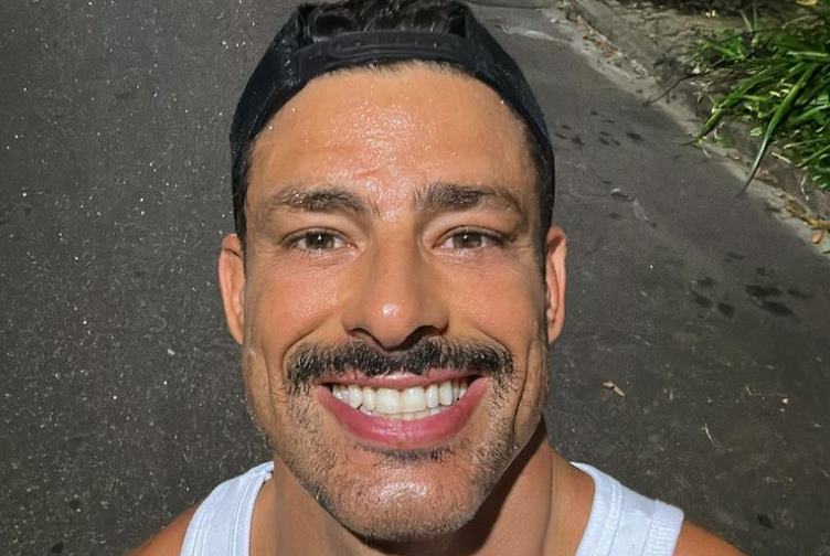 Cauã Reymond surge com novo visual e arranca suspiros de fãs: ”Gato”