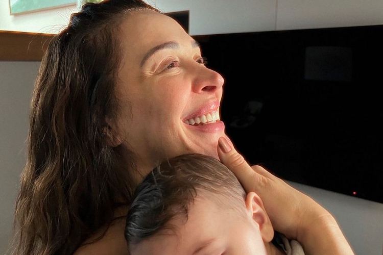 Claudia Raia surge agarrada com filho caçula, Luca, e se declara