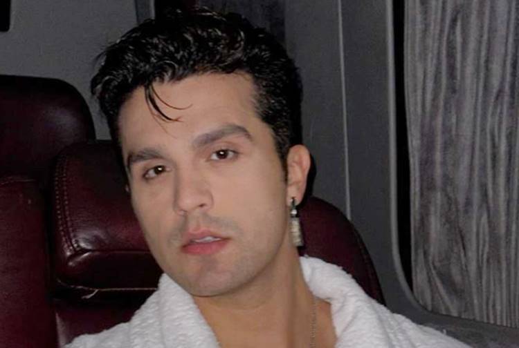 Luan Santana recebe calcinha de fã durante show e toma atitude inesperada