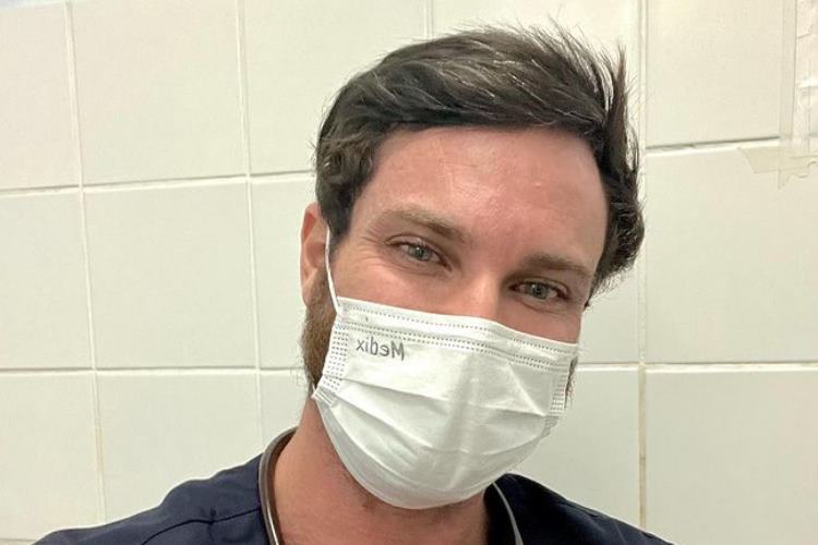 Cursando medicina, ex-BBB Lucas Bissoli comemora 1° plantão de 12 horas: ”Gratidão”