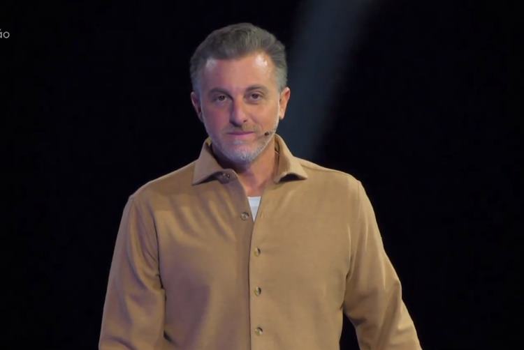 Luciano Huck celebra estreia do novo cenário do ‘Domingão’: “Adorei isso aqui”