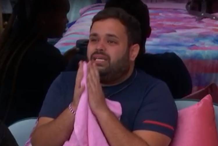 BBB24: Michel chora e aponta que tem medo de ser enganado por sister