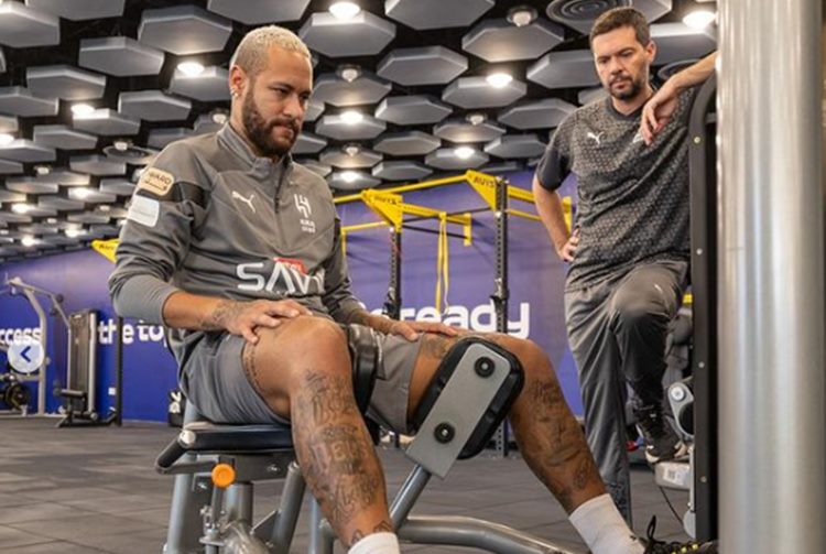 Neymar volta ao Al-Hilal após meses se recuperando de grave lesão