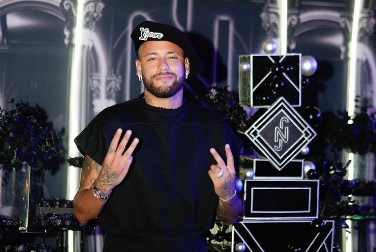 Neymar aparece com boina avaliada em R$ 5 mil no dia de seu aniversário