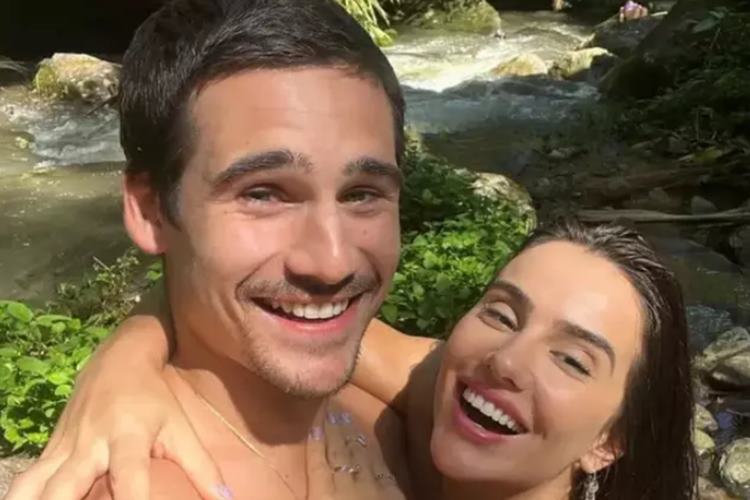 Após Nicolas Prattes assumir romance com Sabrina Sato, ex do ator se pronuncia: ”Estava chorando”