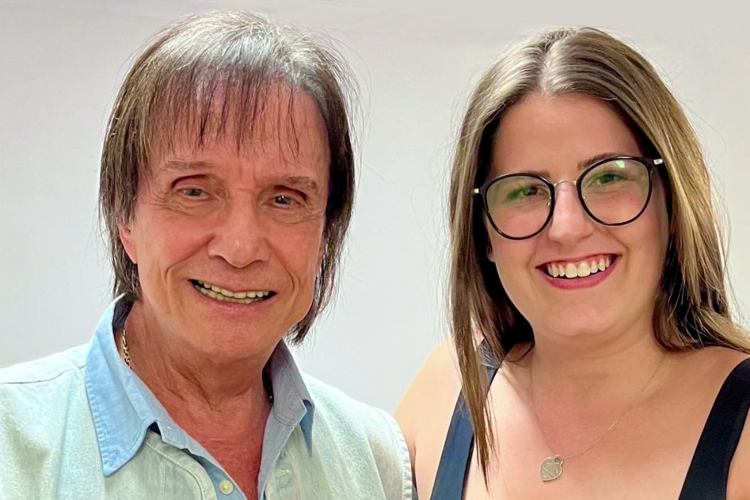 Roberto Carlos publica clique raro e questiona fãs: “Você sabe quem é essa?”