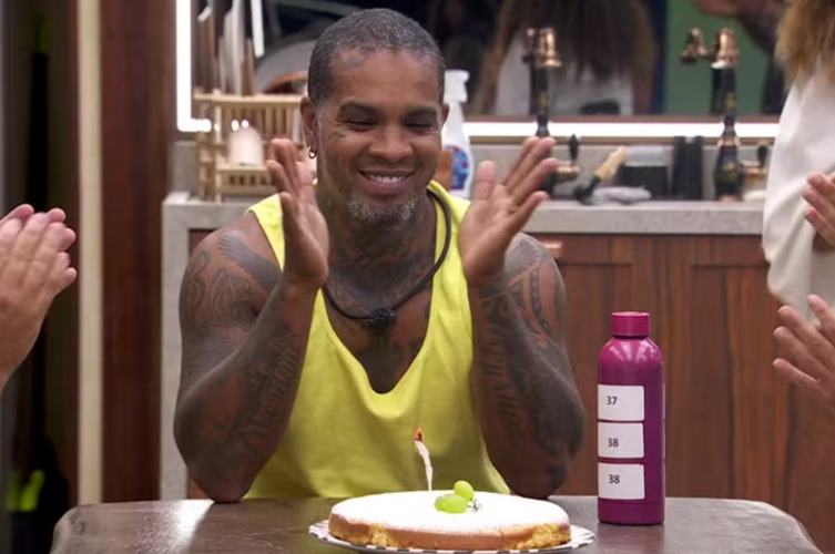 BBB24: Leidy Elin faz bolo de comemoração no aniversário de Rodriguinho