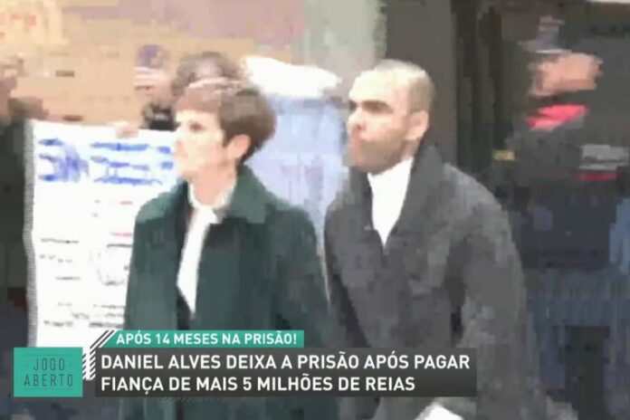 O Jogo Aberto, da Band TV, mostrando o Daniel Alves saindo da prisão (Reprodução: Band TV)