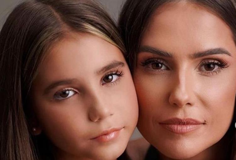 Deborah Secco posa ao lado da filha e encanta a web: ”Lindas demais”