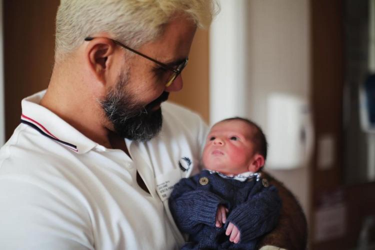 Juliano Cazarré exibe nova foto do sexto filho, Estêvão, e desabafa sobre alta médica