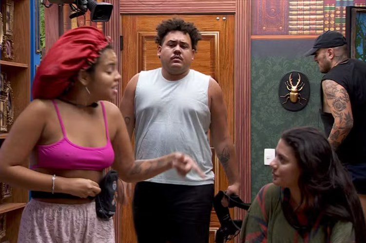 Boninho cumpre promessa e acorda Lucas Henrique e brothers ao som de ‘Infiel’ no BBB24