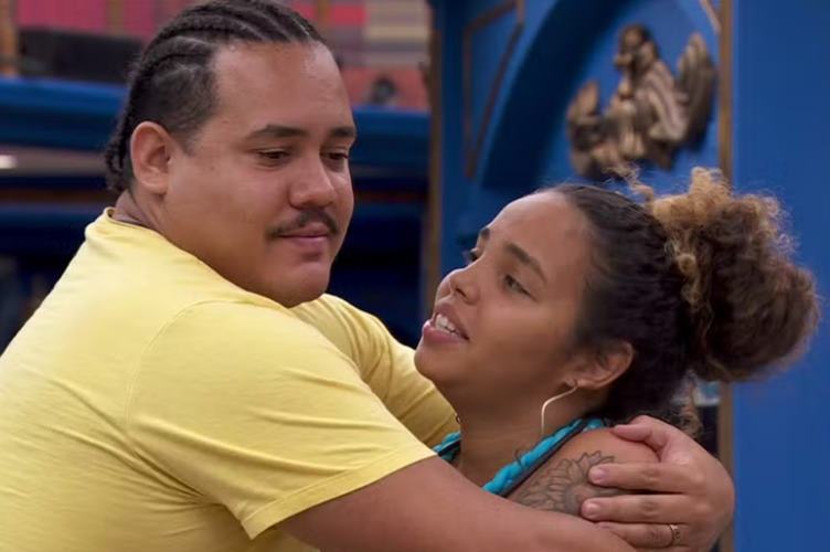 No BBB24, Lucas Henrique agarra Pitel e ela reage: ”Sai daqui”