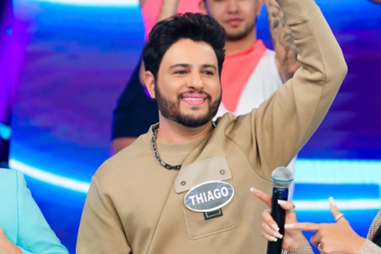 Ônibus do sertanejo Thiago Carvalho tomba e deixa feridos