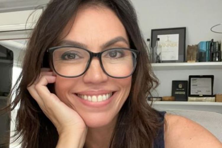 Ana Paula Araújo exibe pernas definidas após treino pesado em rotina fora da Globo: “marombeira”