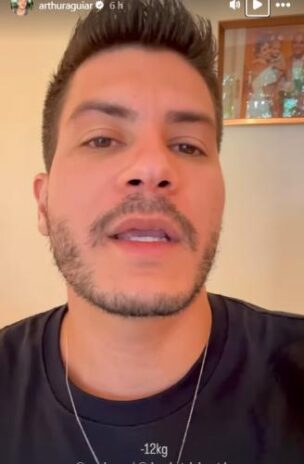 Confira a postagem de Arthur Aguiar ao lado do médico nos stories (Reprodução; Instagram)