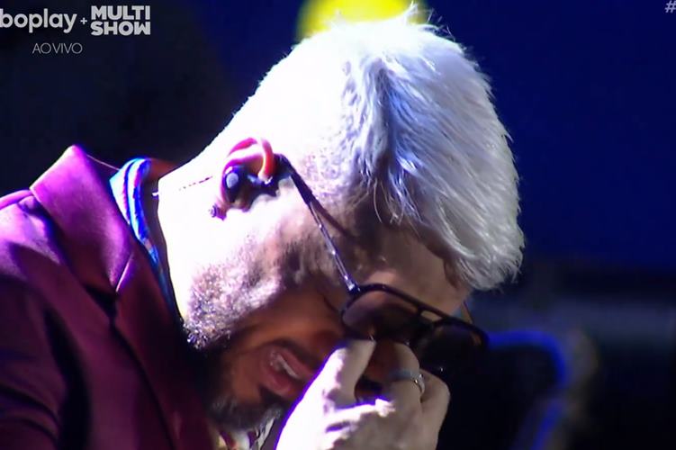 Após separação, Belo cai no choro durante show: ”Momento difícil”