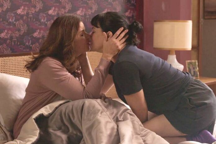 Carol e Natália se beijando (Reprodução: TV Globo)