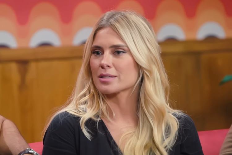 Carolina Dieckmann revela desconforto por cenas quentes com Marcello Novaes em novela