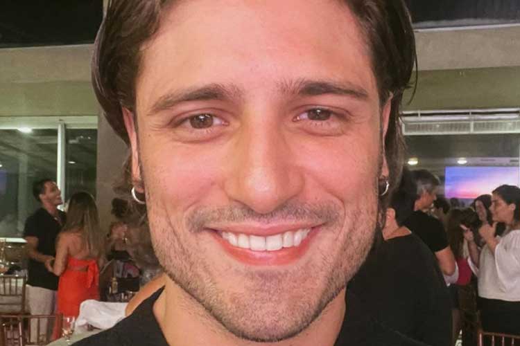 Daniel Rocha quase desmaia e vai parar no hospital após depilação íntima: ‘Meio mole’