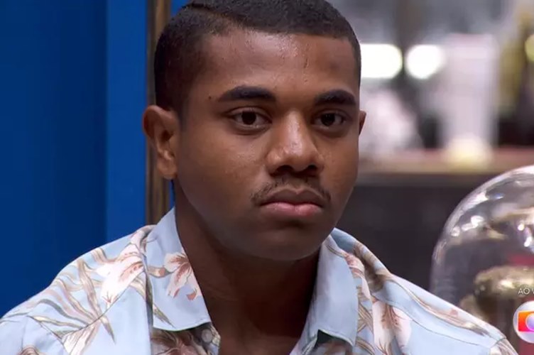 Ex-BBB Davi é vaiado ao sair de evento