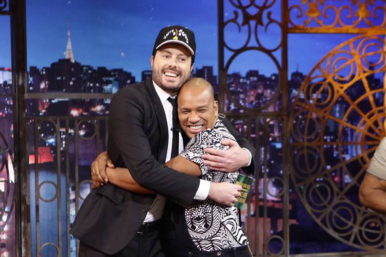 The Noite presta homenagem a Anderson Leonardo, vocalista do Molejo