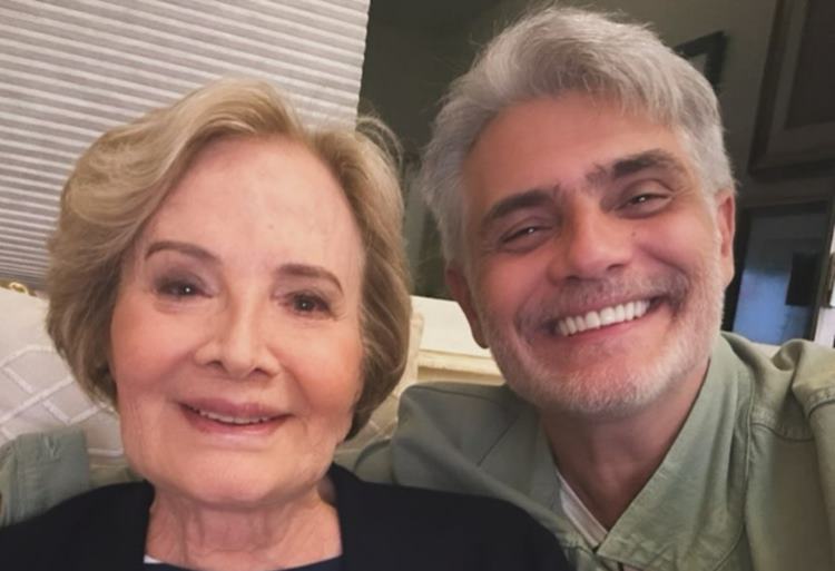 Glória Menezes surge em clique raro com o filho: ”Amada e admirada”
