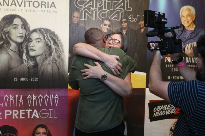 Isabel e Thiaguinho Thiaguinho e a moça que o ajudou no início da carreira (Crédito da imagem: Delson Silva/AGNEWS)