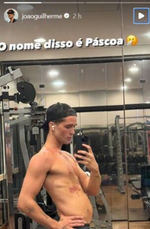 João Guilherme mostrando o shape (Reprodução: Instagram)